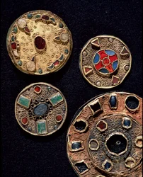 Archäologie des Mittelalters. Barbarische Kunst Galliens: Fibeln (aus dem Lateinischen fibula, was Befestigung bedeutet) in Goldsilberarbeiten im Filigranstil, polychromer Stil. Frankreich, Merowingerzeit, 6.-7. Jahrhundert. Straßburg, Archäologisches Muse