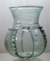 Merowingische Kunst: Glas von Charmoy. Gallien, 6. Jahrhundert. Nationalmuseum für Archäologie in Saint-Germain-en-Laye