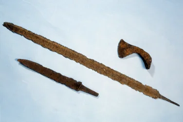 Merowingische Kunst: Fibeln und Franziska (Axt) aus Eisen aus der Normandie. 475-525 n. Chr. Museum für nationale Archäologie, Saint-Germain-en-Laye