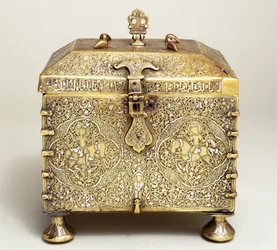 Ein mesopotamisches, mit Silber eingelegtes Messingkästchen mit Einstellscheiben für ein Kombinationsschloss (Vorderansicht)