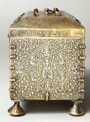 Ein mesopotamisches, mit Silber eingelegtes Messingkästchen mit Einstellrädern für ein Kombinationsschloss (Seitenansicht)