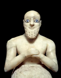 Kunst Mesopotamiens: Statue des Intendanten Ebih-il. Skulptur aus Alabaster, Muschel, Lapislazuli und Schiefer, um 2500 v. Chr. (sumerische Periode, um 2900-2200 v. Chr.). Aus Mari. Höhe: 0,525 m. Paris, Louvre