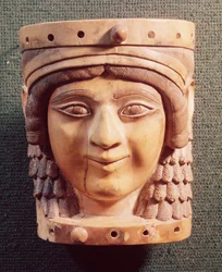 Kopf einer Frau, genannt die Dame des Brunnens oder die Mona Lisa von Nimrud, aus dem Palast von Salmanassar III, 1400-612 v. Chr.