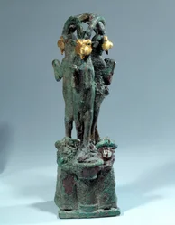 Mesopotamien: Becherhalter aus Silber, Bronze und Gold in Form von drei Steinböcken. 18. Jahrhundert v. Chr. 1. Dynastie von Babylon. Aus Larsa