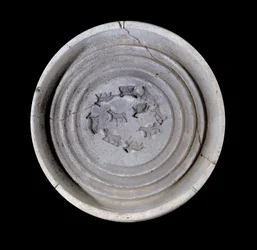 Mesopotamien: Terrakottabecher mit Tieren. 1750 v. Chr. Aus dem königlichen Geschirr des Palastes von König Zimrilim in Mari