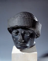 Mesopotamien: Kopf in Diorit ohne Inschrift von Gudea, Gouverneur der Stadt Lagash. Um 2120 v. Chr. Neusumerische Periode