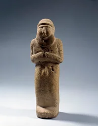 Mesopotamien: Kalksteinstatue eines nackten Königpriesters. Uruk-Zeit. 3200 v. Chr. Paris, Louvre