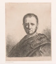 Mann mit verziertem Mantel