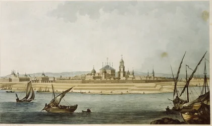 Twer (Russland). Beschreibung der neoklassischen Stadt, wie sie nach ihrer Zerstörung durch ein Feuer im Jahr 1763 wieder aufgebaut wurde, sowie der Aktivitäten an der Wolga, die die Stadt begrenzt.