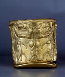 Antike orientalische Kunst: Elektrumbecher, der ein Monster mit verschlungenen Klauen darstellt, ca. 1200 v. Chr.