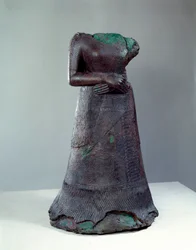 Elamitische Zivilisation: Bronzestatue der Königin Napir Asu mit elamitischer Inschrift. 1250 v. Chr. Von der Fundstätte Susa, Iran. Maße 1,29 x 0,73 m. Paris, Musée du Louvre