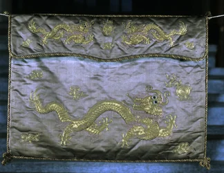 Seidenstoff mit Goldmotiven, Drachen darstellend, Ming-Periode (1368 - 1644)
