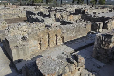 Minoische archäologische Stätte von Phaistos. Nordostkomplex. Komplex von vier Räumen, die direkt an den alten Palast angrenzen. Diese Räume wurden zur Aufbewahrung wertvoller Ritualgefäße verwendet. Die berühmte 