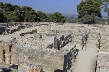 Minoische archäologische Stätte von Phaistos. Nordostkomplex. Komplex von vier Räumen, die direkt an den alten Palast angrenzen. Diese Räume wurden zur Aufbewahrung wertvoller Ritualgefäße genutzt. Die berühmte „Phaistos-Scheibe“ mit hieroglyphischer Schri