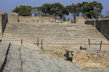 Minoische archäologische Stätte von Phaistos. Treppe, die im Westhof beginnt und zu den Propyläen führt