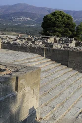 Minoische archäologische Stätte von Phaistos. Treppe, die im Westhof beginnt und zu den Propyläen führt, dem Haupt- und beeindruckendsten Eingang zum neuen Palast (1700-1450 v. Chr.). Phaistos, Kreta.
