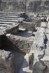 Minoische archäologische Stätte von Phaistos. Das dreiteilige Heiligtum. Dieser Komplex von Räumen vor dem Palast war ein kleines Heiligtum. Phaistos, Kreta.