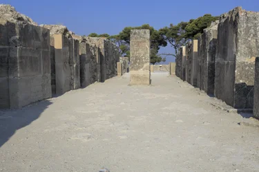 Minoische archäologische Stätte von Phaistos. Die westlichen Magazine. Großes Komplex der Palastlager. Es besteht aus dem Vorraum, dem Korridor der Lager und den Lagern selbst. Rechts und links des Korridors befanden sich 11 Magazine, in denen