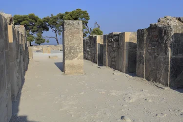 Minoische archäologische Stätte von Phaistos. Die westlichen Magazine. Großes Komplex der Palastlager. Es besteht aus dem Vorraum, dem Korridor der Lager und den Lagern selbst. Rechts und links des Korridors befanden sich 11 Magazine, in denen