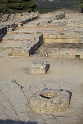 Minoische archäologische Stätte von Phaistos. Blick über den Nordostkomplex. Komplex von vier Räumen, die direkt an den alten Palast angrenzen. Diese Räume wurden zur Aufbewahrung wertvoller Ritualgefäße genutzt. Die berühmte Phaistos-Scheibe mit hieroglyp