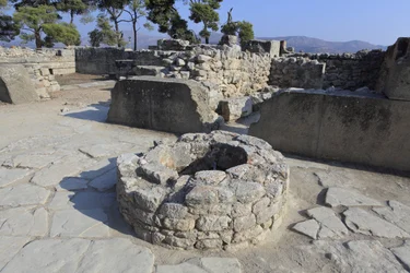 Minoische archäologische Stätte von Phaistos. Teil des Nordostkomplexes. Komplex von vier Räumen, die direkt an den alten Palast angrenzen. Diese Räume wurden zur Aufbewahrung wertvoller Ritualgefäße verwendet. Die berühmte 