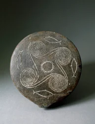 Minoische Kunst: kreisrunde Terrakottascheibe von Naxos. Minoische Zivilisation. 2400-2000 v. Chr. Athen, Archäologisches Nationalmuseum