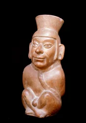 Präkolumbische Kunst, Moche-Zivilisation (Moche, Mochica): anthropomorphe Terrakottaflasche, die einen Gefangenen vor seiner Opferung darstellt (er trägt einen Strick um den Hals und hat die Hände auf dem Rücken gefesselt). 200 v. Chr.-700 n. Chr. Lima