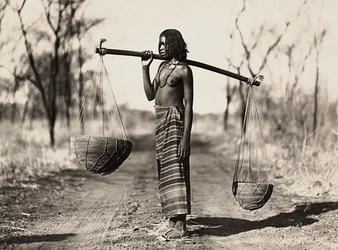 Cunama-Frau trägt Wasser, 09/05/1936