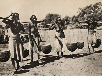 „Ein Imperium aufbauen“ im faschistischen Zeitalter: Cunama-Frauen beim Wassertragen, 09/05/1936