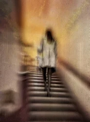 Frau auf verschwommenen Treppen