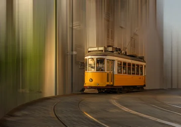 Gelbe Straßenbahn in Bewegung