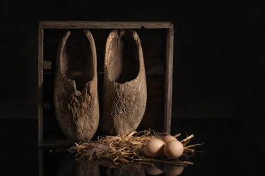 Rustikale Holzschuhe und Eier