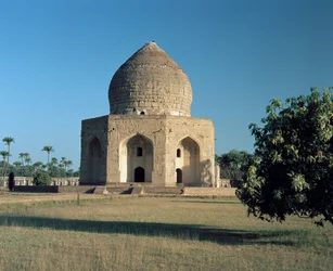 Ansicht des Mausoleums von Asif Khan in Shahdara Bagh
