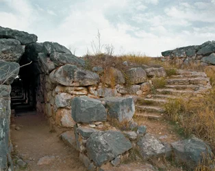 Mykenische Kunst: überdachter Durchgang der mykenischen Zitadelle, Stadt Tiryns, um 1200 v. Chr. Griechenland