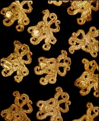 Mykenische Kunst: Kleine goldene Oktopus-Broschen aus Grab III, Mykene