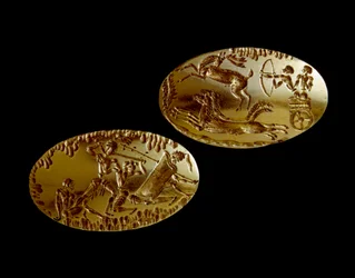 Mykenische Kunst: Zwei Goldsiegel mit der Darstellung einer Jagdszene auf einem Wagen und eines Kriegers, der drei Gegnern gegenübersteht. 1550-1100 v. Chr. aus Mykene Grab IV. Nationales Archäologisches Museum von Athen (inv. 240 und 241)