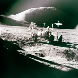 Astronaut mit Mondfahrzeug auf dem Mond, 1970er Jahre