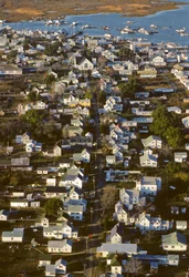 Luftaufnahme von Häusern entlang der King Street, der Siedlungsachse von Tangier Island