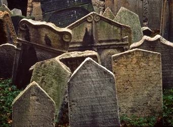 Grabsteine auf dem Alten Jüdischen Friedhof in Josefov, dem jüdischen Viertel der Altstadt von Prag