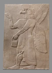 Relieftafel einer geflügelten, adlerköpfigen übernatürlichen Figur, ca. 883-59 v. Chr.