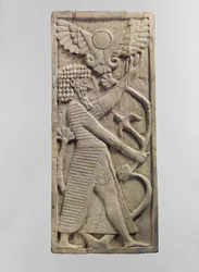 Möbelplakette mit einem männlichen Figur, der einen Baum greift, ca. 8. Jahrhundert v. Chr.