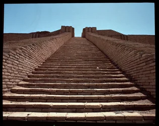 Ansicht der Treppe der rekonstruierten Zikkurat, 2050 v. Chr.