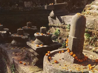 Shiva-Lingams im Pashupatinah-Tempel