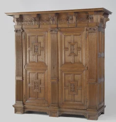 Schrank mit ionischen Säulen