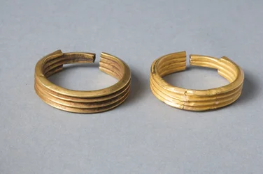 Reifenohrringe, 18.-19. Dynastie