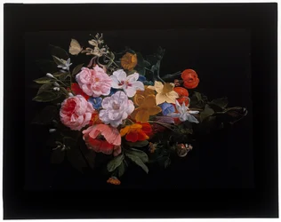Ein Feston aus Rosen, Geißblatt, Lilien, Narzissen, Ringelblumen, eine Schachbrettblume