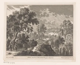 Landschaft mit spazierendem Mann und Frau bei Ruine