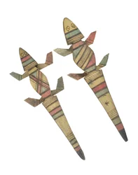 Geschnitzte Holzkrokodilfiguren, dekoriert mit rot, grün und schwarz bemalten geometrischen Mustern, Hausa-Volk, Kano, Nordnigeria