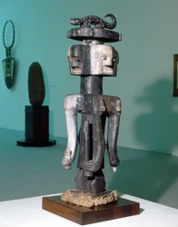 Volkskunst „Ijo“ (Nigeria). Skulptur, die eine Kultfigur darstellt, wahrscheinlich einen phallischen Gott