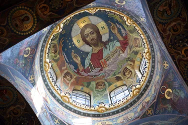 Christus Pantokrator unter der zentralen Kuppel der Erlöserkirche auf dem Blut in St. Petersburg